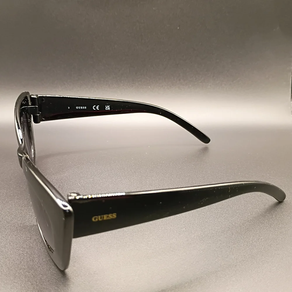 GUESS Black Sunglasses with Red Case - Picture 3 of 3